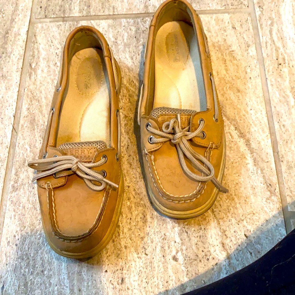 Gently used boat shoes